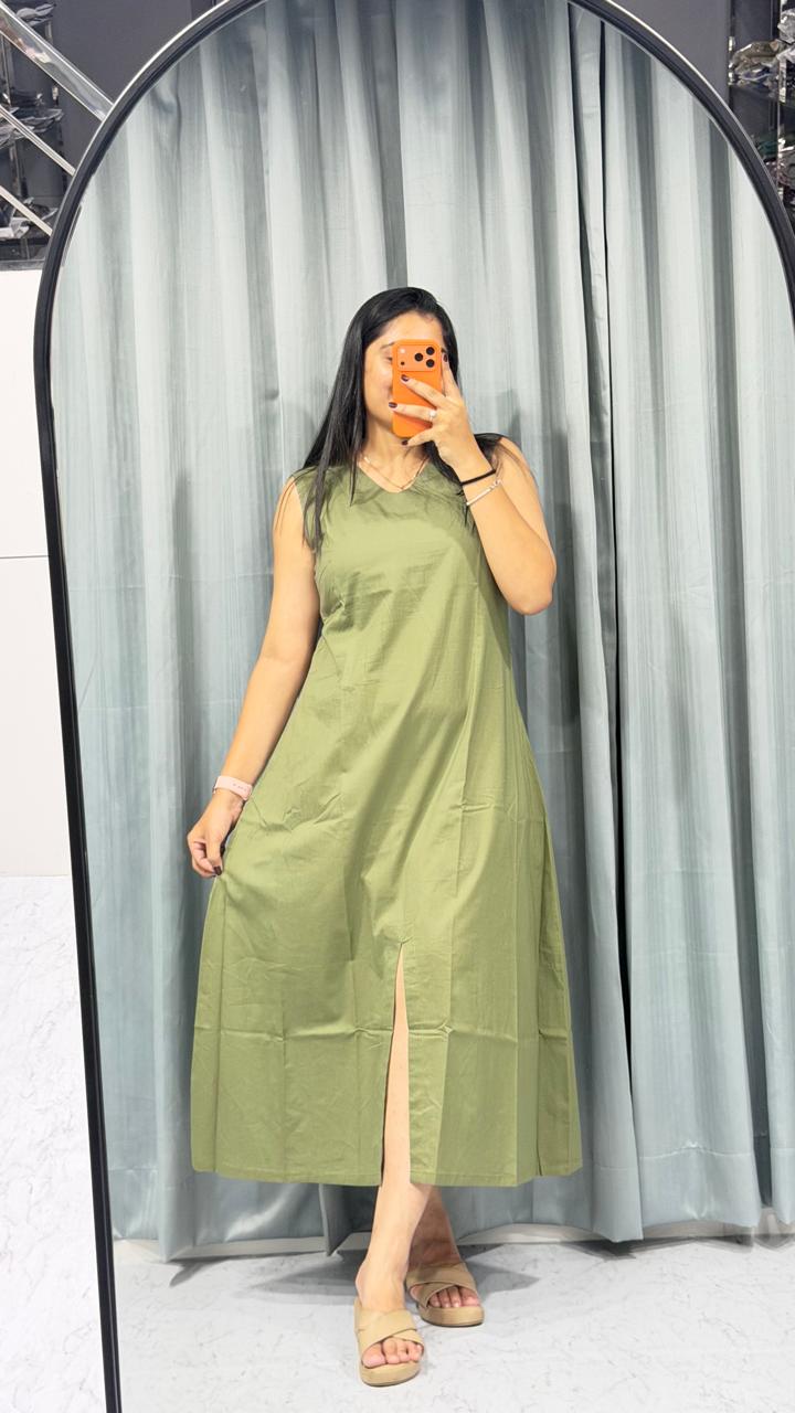 A sleek V-neck line MAXI DRESS BY THE MACHING CLUB